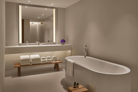 Premier Suite â€“ Bathroom