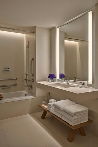 Loft Terrace Room - Accessible Bathroom