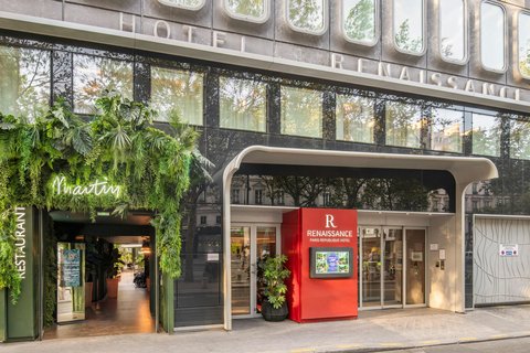 Hotel Renaissance and Martin restaurant entrance