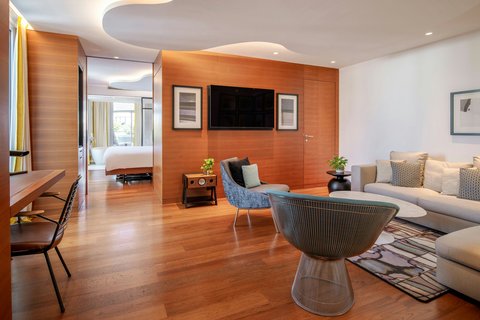 Suite living room, sofa, armchairs, TV, wifi, desk
