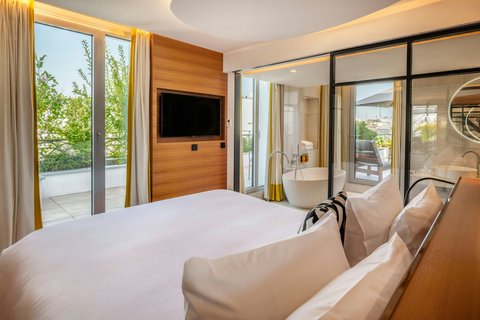 King size bed, private terrace view, bathtub