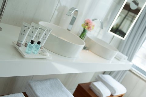 Skyline Suite Bathroom