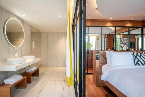King size bed, double washbasin, shower, towels
