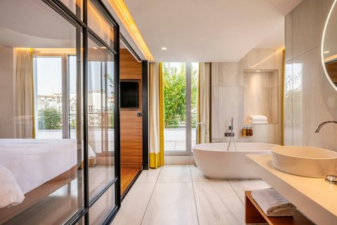 Bath, washbasin, direct access to private terrace
