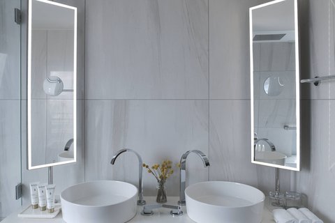 Skyline Suite - Bathroom