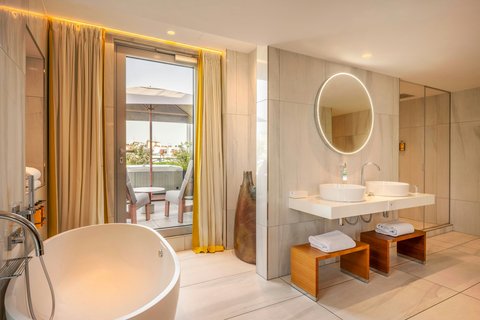 Bathtub, shower, double washbasin, mirror, towels