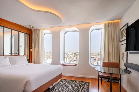 Queen size bed, desk, tv, XXL windows Paris view