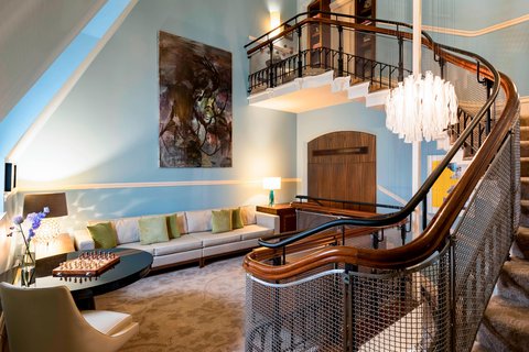 The Grand Staircase Suite - Living Room