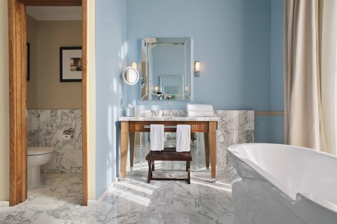 Sir John Betjeman Suite Bathroom