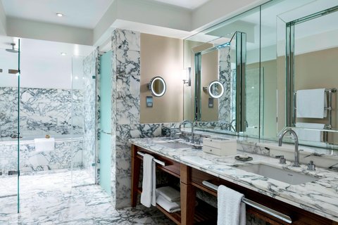 The Grand Staircase Suite Bathroom