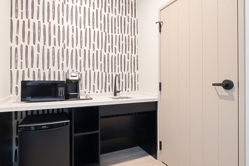 1 King One Bedroom Suite Mobility Accessible Tub