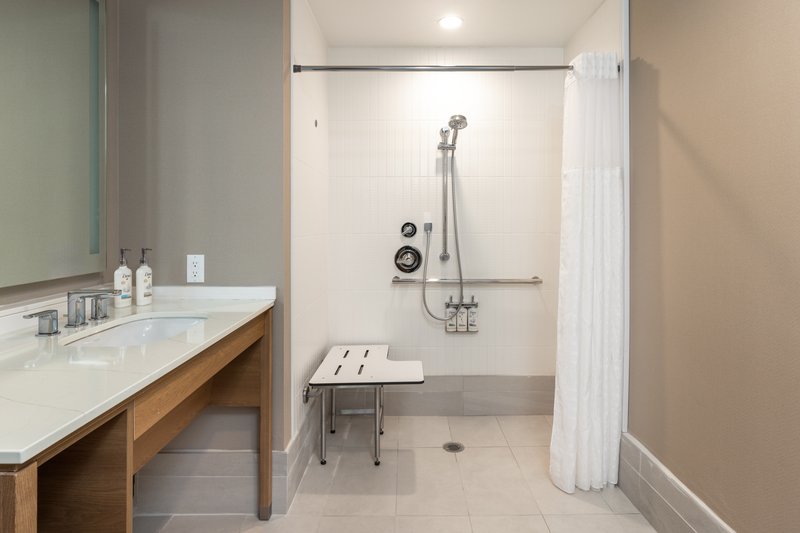 1 BDRM 1 QN HEAR ACCESS ROLL IN SHWR NS