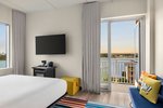 Breezy, Guest room, 1 King, Corner room, Balcony