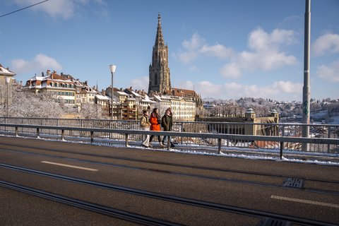 Bern Kirchenfeldbrucke Winter Mit Person C Bern Welcome