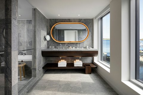 King Deluxe Guest Room - Bathroom