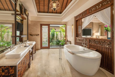 One-Bedroom Strand Villa Bathroom