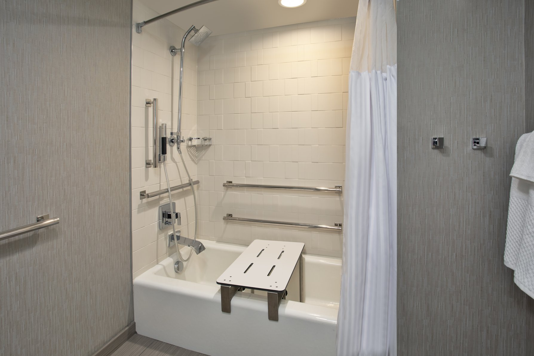 DoubleTree by Hilton Lansing Room Type - 1 KG ACC BATHTUB