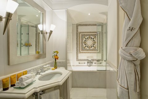 Hotel Savoy - Executive Suite Bathroom