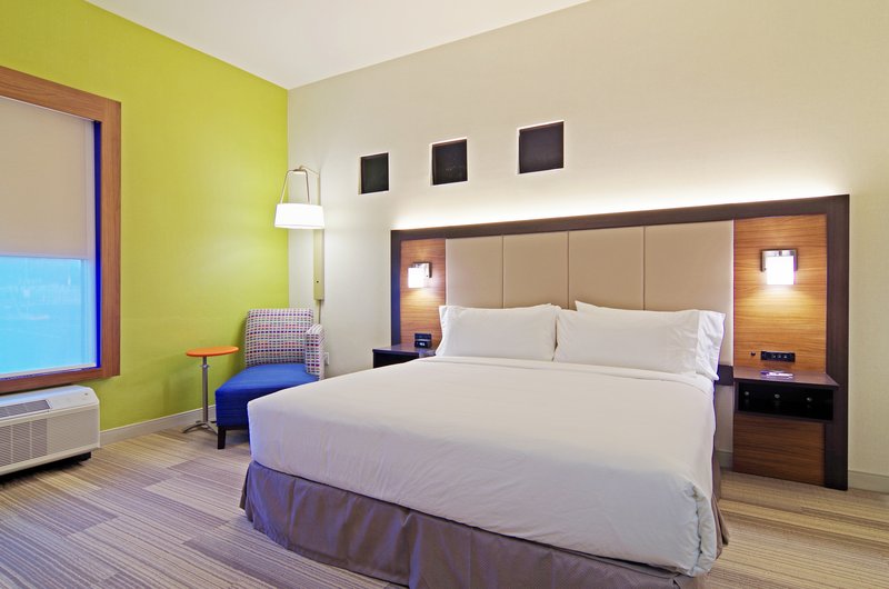 Holiday Inn Express and Suites Phoenix North – Scottsdale