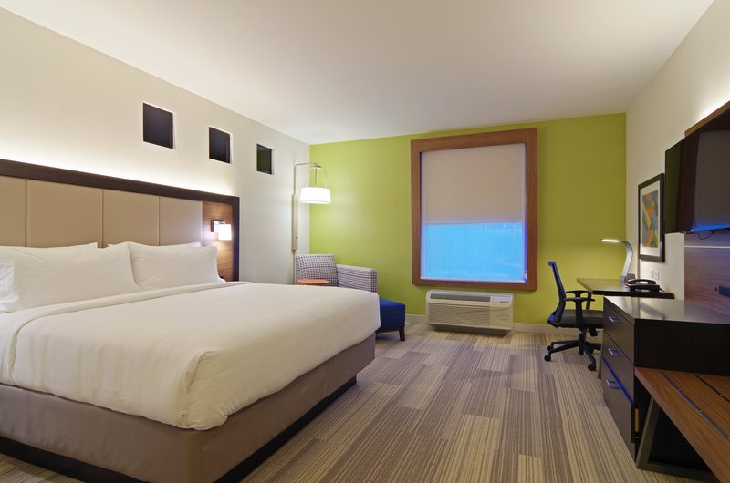 Holiday Inn Express and Suites Phoenix North – Scottsdale