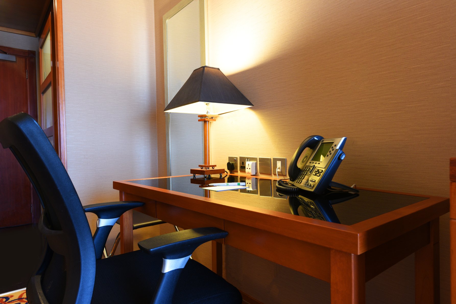 Holiday Inn KUWAIT SALMIYA Room Type - One-Bedroom King Suite - Lounge Access Holiday Inn KUWAIT SALMIYA Room Type - One-Bedroom King Suite - Lounge Access