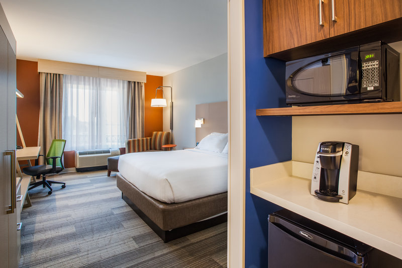 Holiday Inn Express and Suites Lexington Park-California