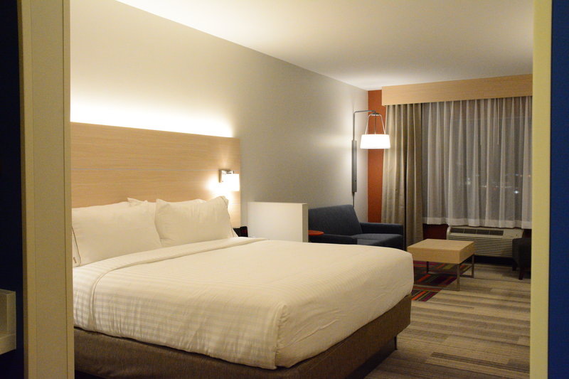 Holiday Inn Express and Suites Lexington Park-California