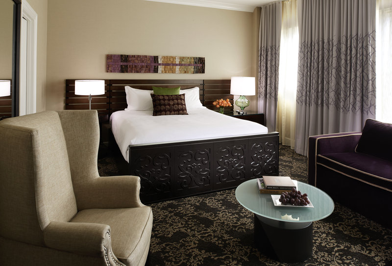 KING PREMIER GUESTROOM