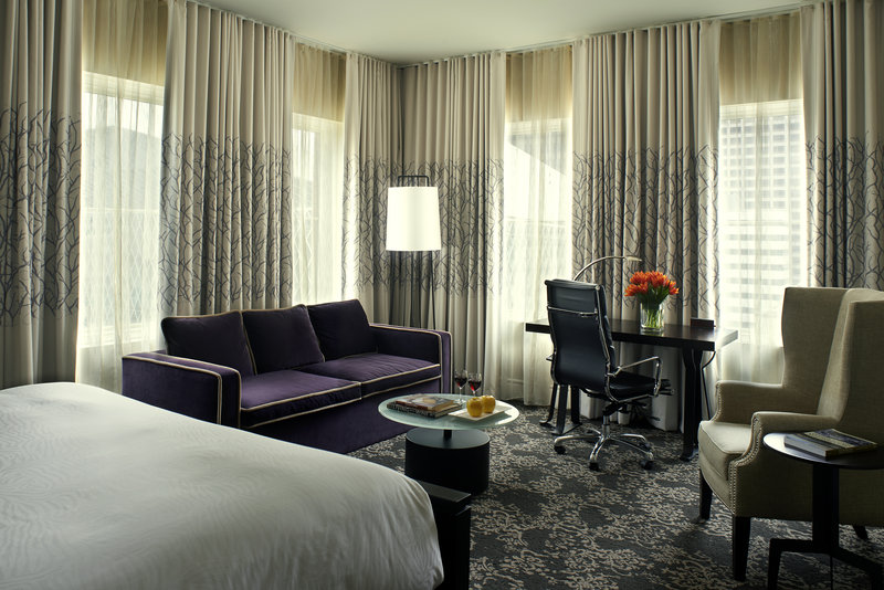 CORNER KING GUESTROOM