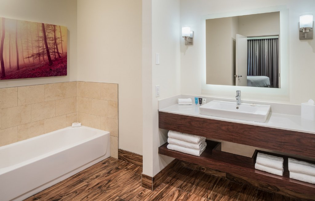 Crowne Plaza SPRINGFIELD - CONVENTION CTR Room Type - 1 King Bed Junior Suite
