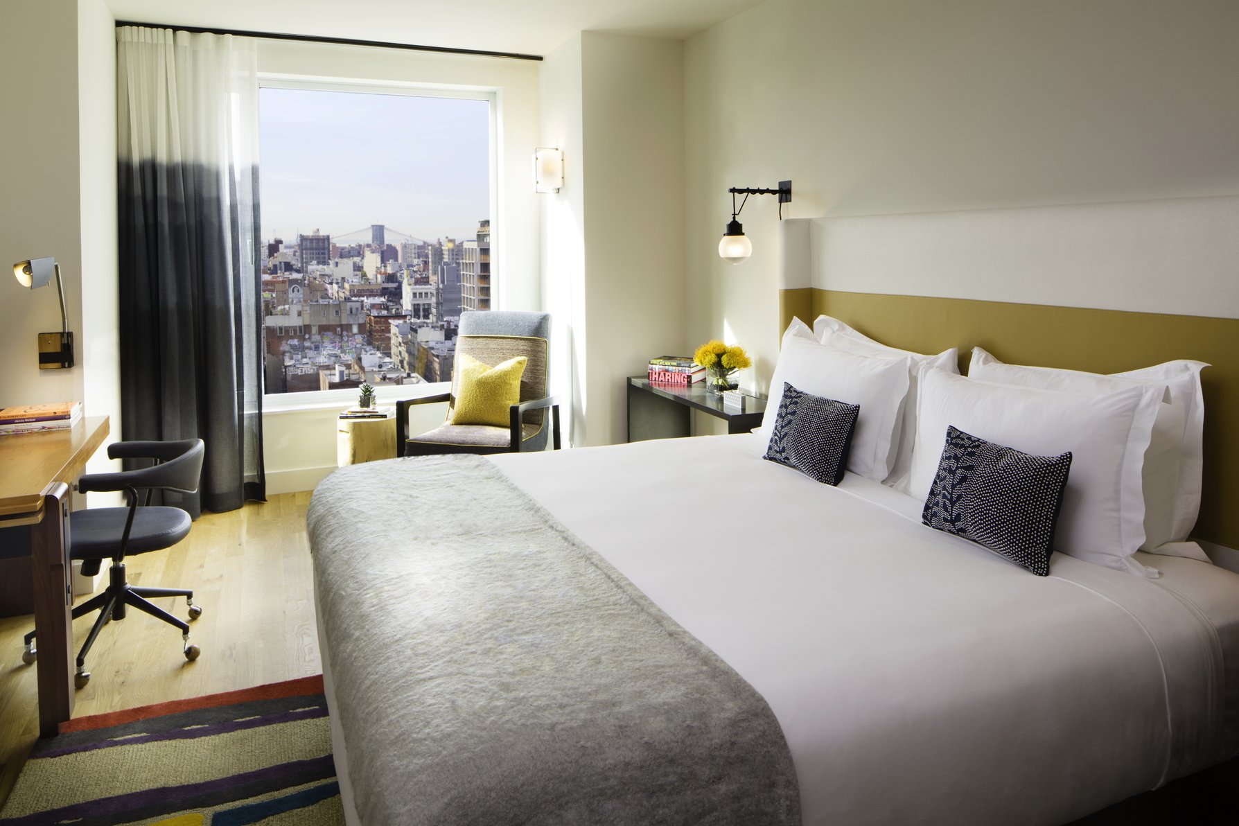 Hotel Indigo LOWER EAST SIDE NEW YORK, an IHG hotel Room Type - Standard King Room with Roll-In Shower - Mobility Access