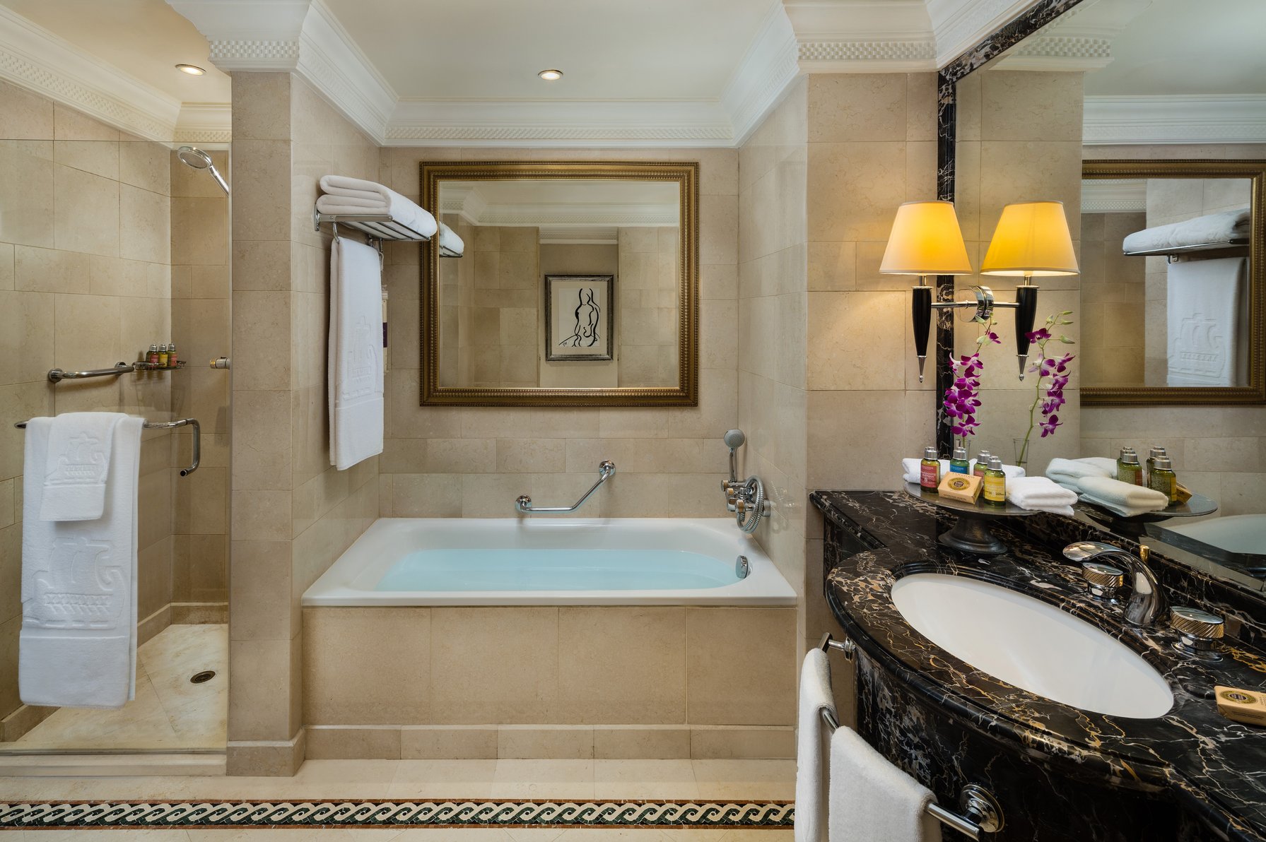 InterContinental PHOENICIA BEIRUT Room Type - 1 King Phoenicia Suite Pool View Smoking