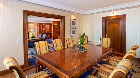 Presidential Suite Dining: Pure elegance