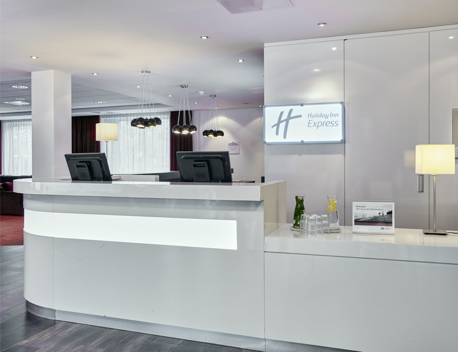 A warm welcome awaits you at Holiday Inn Express Amsterdam Schipol