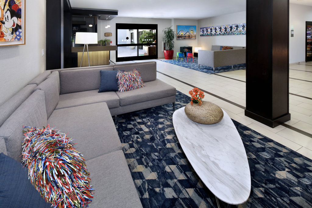 Holiday Inn & Suites ANAHEIM (1 BLK/DISNEYLAND®)