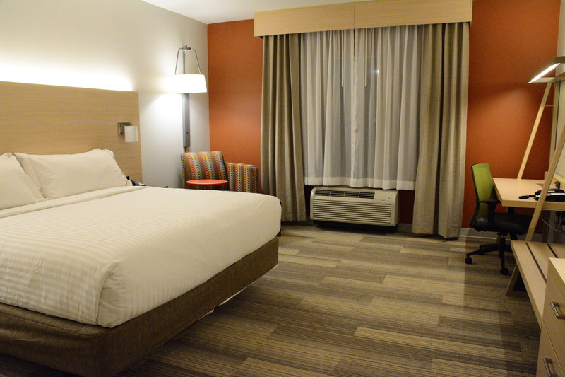 Holiday Inn Express and Suites Lexington Park-California