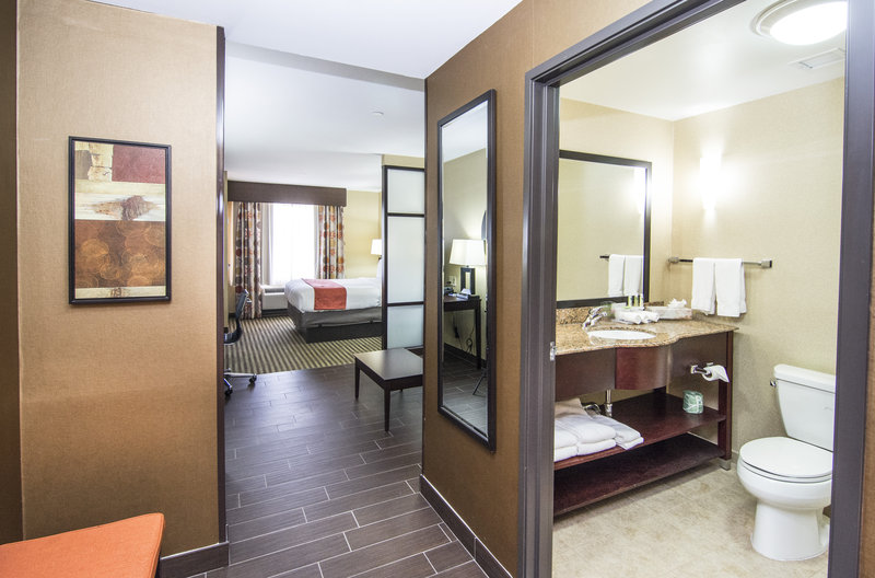 Holiday Inn Express and Suites Elkton – University Area