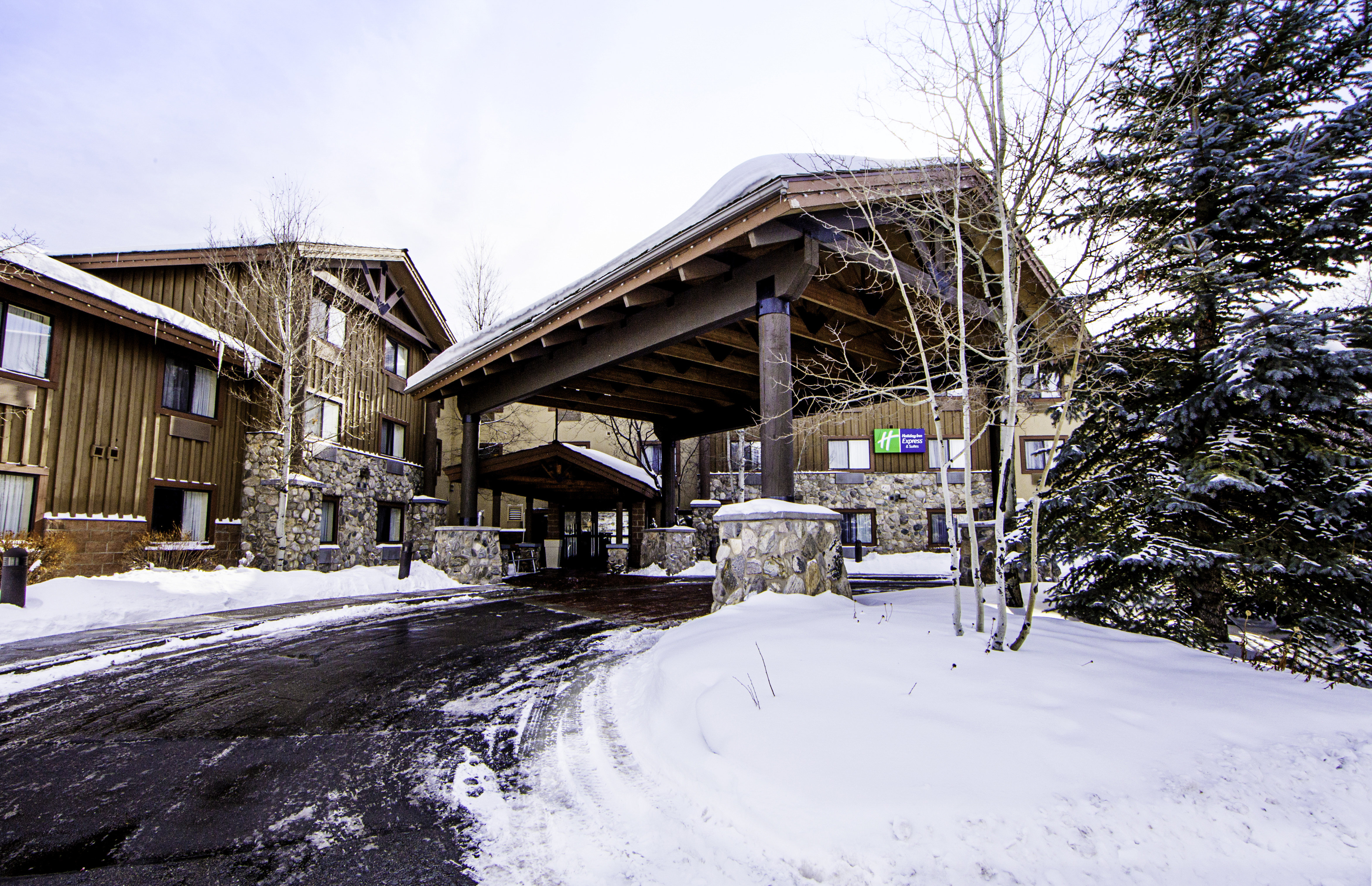 Holiday Inn Express Hotel & Suites