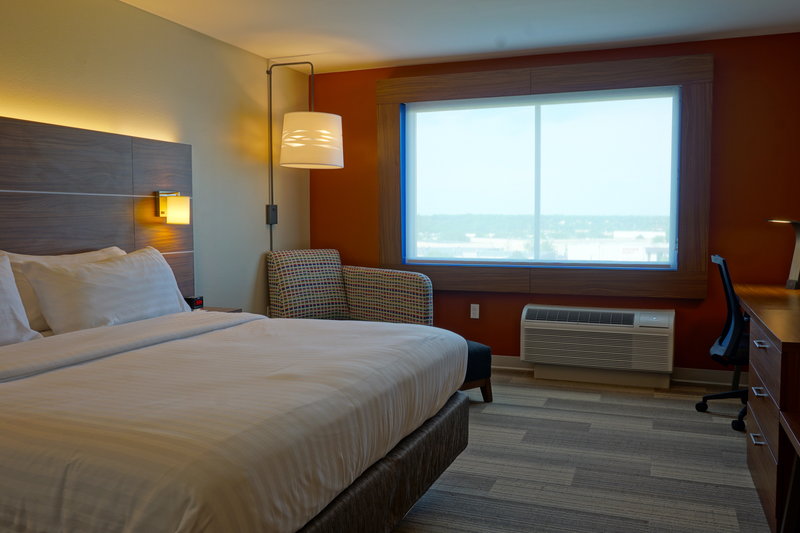 Holiday Inn Express and Suites Omaha West – I Street