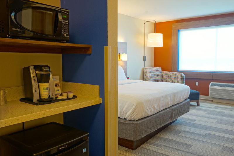 Holiday Inn Express and Suites Omaha West – I Street