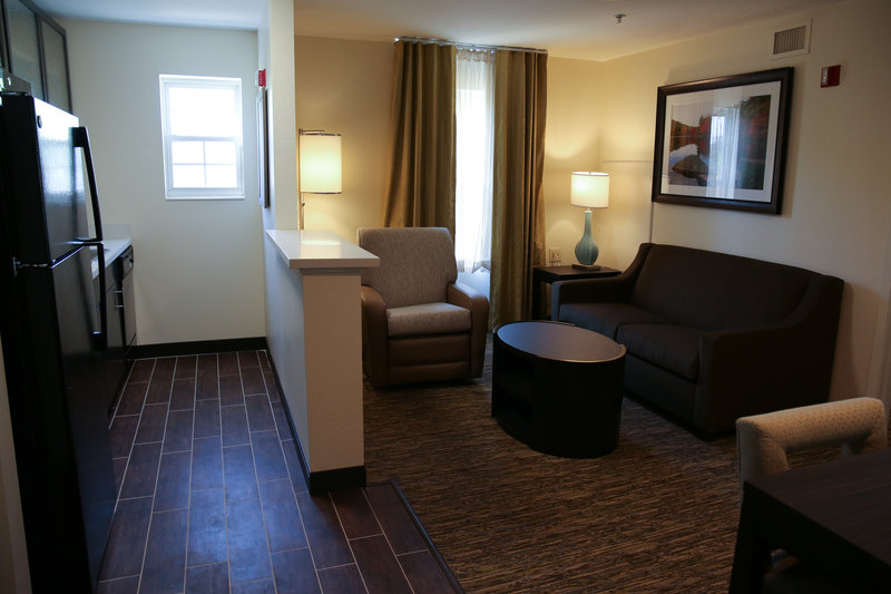 1 BDRM SUITE 1 QUEEN NONSMOKE