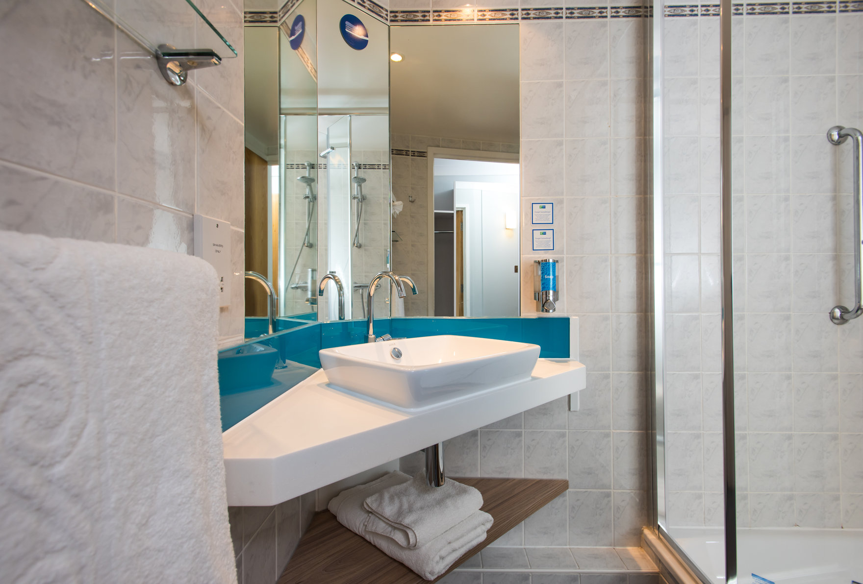 Holiday Inn Express Edinburgh - Leith Waterfront Room Type - 2 Single Standard with Free Hot Breakfast