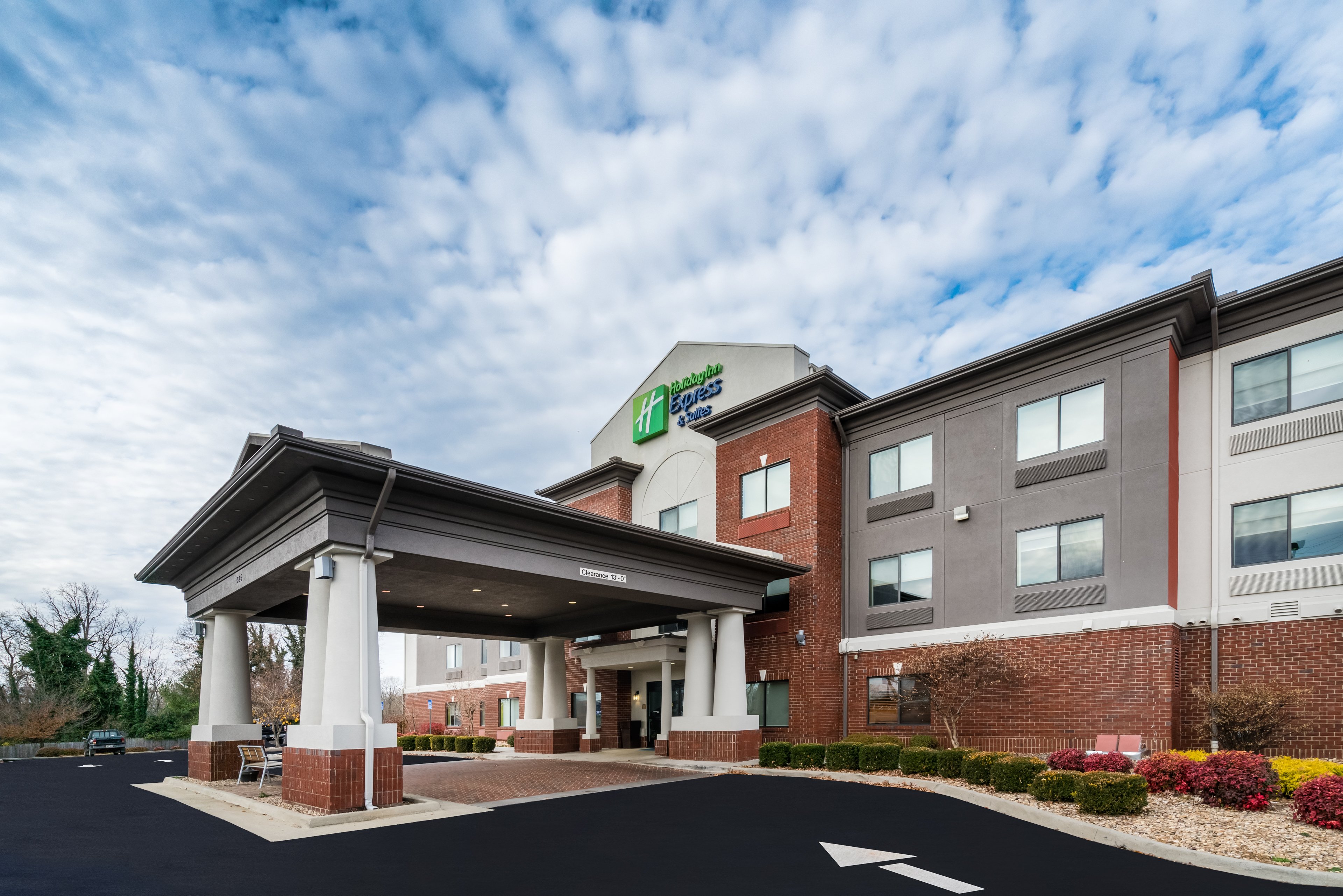 Holiday Inn Express Hotel & Suites