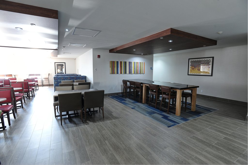 Meet up with friends and family at our Lobby Lounge.