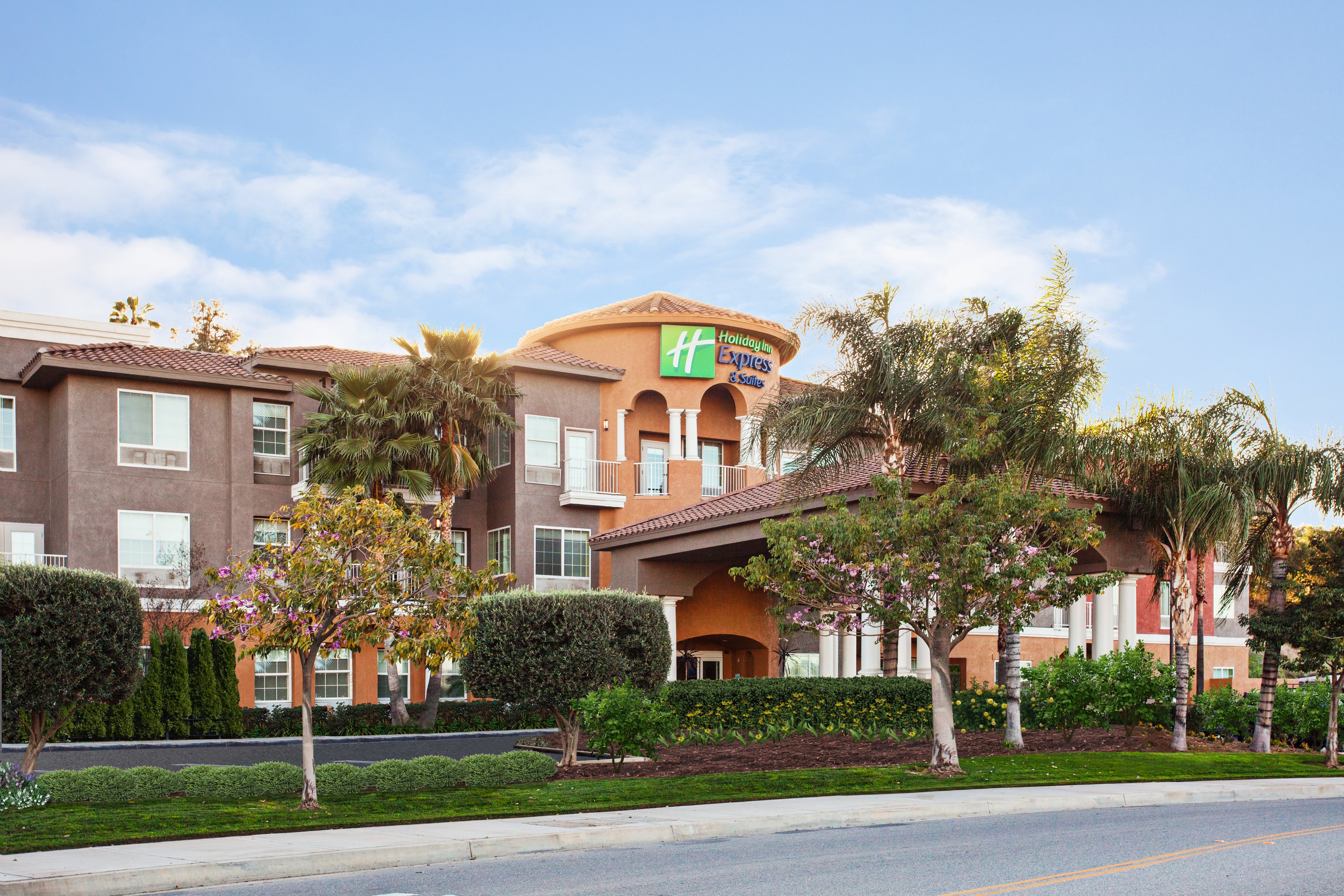 Holiday Inn Express Hotel & Suites