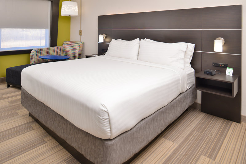 Holiday Inn Express and Suites Kansas City – Lee’s Summit