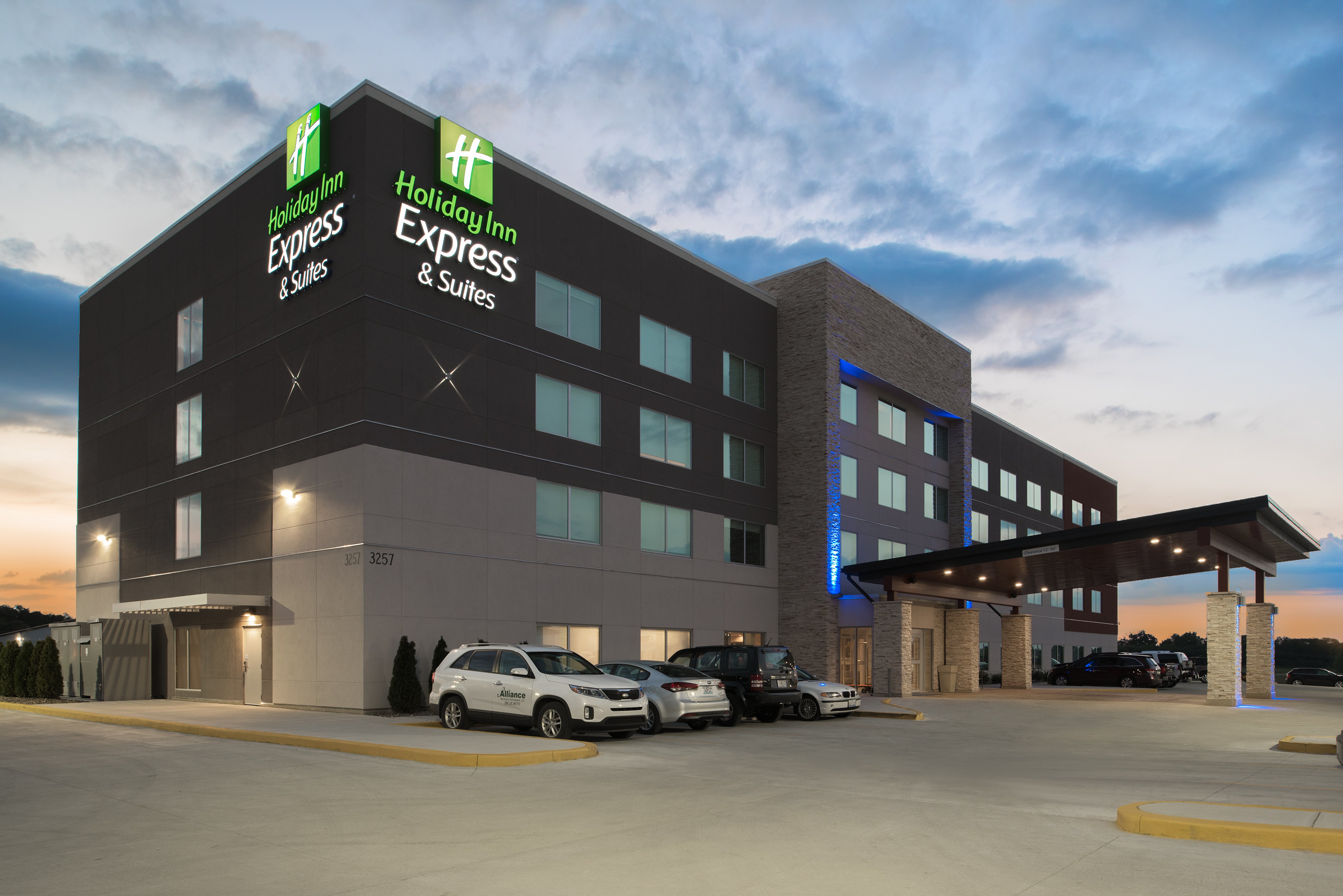 Holiday Inn Express/Suites Kingdom City