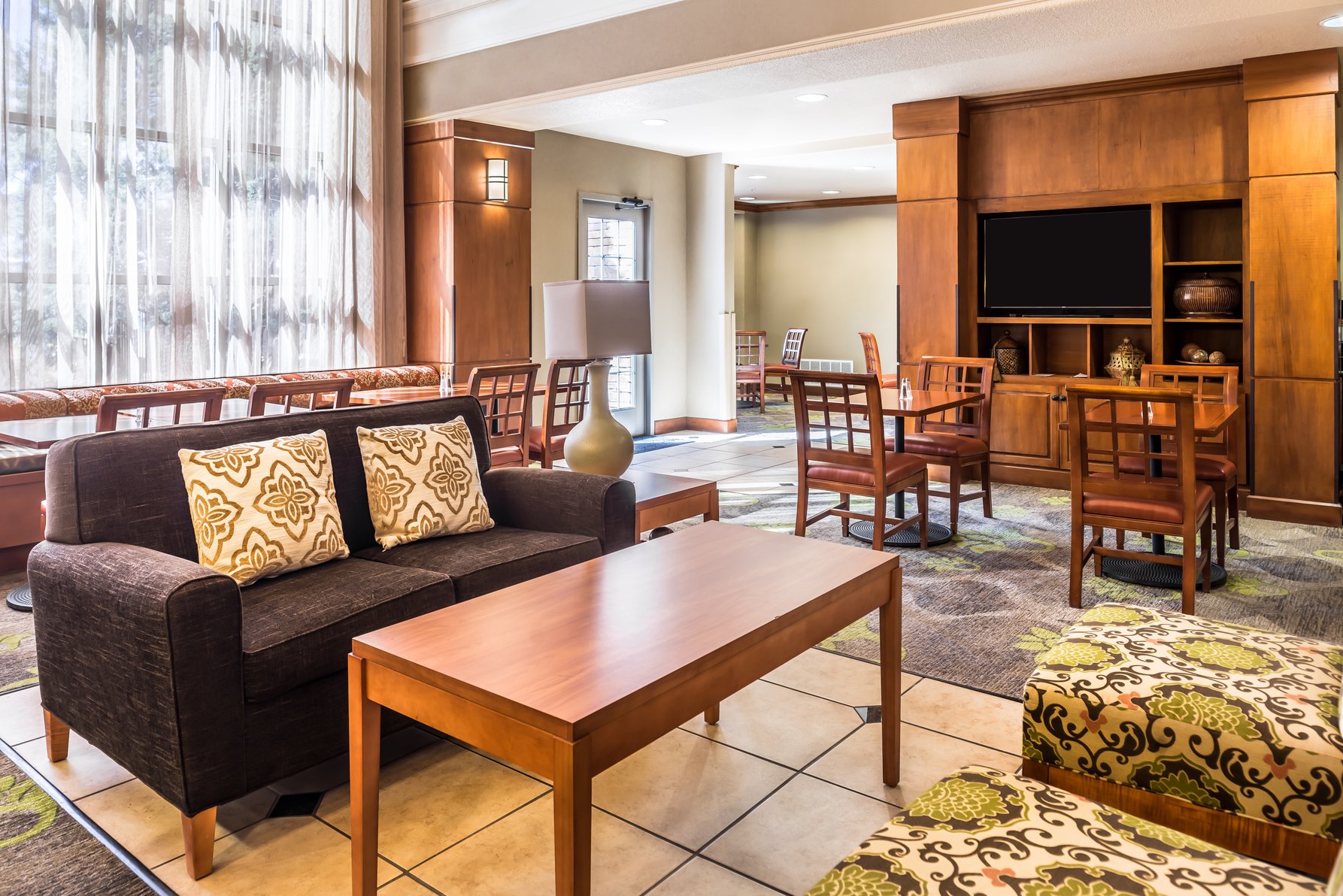 Come relax in our Great Room and meet your fellow guests! 