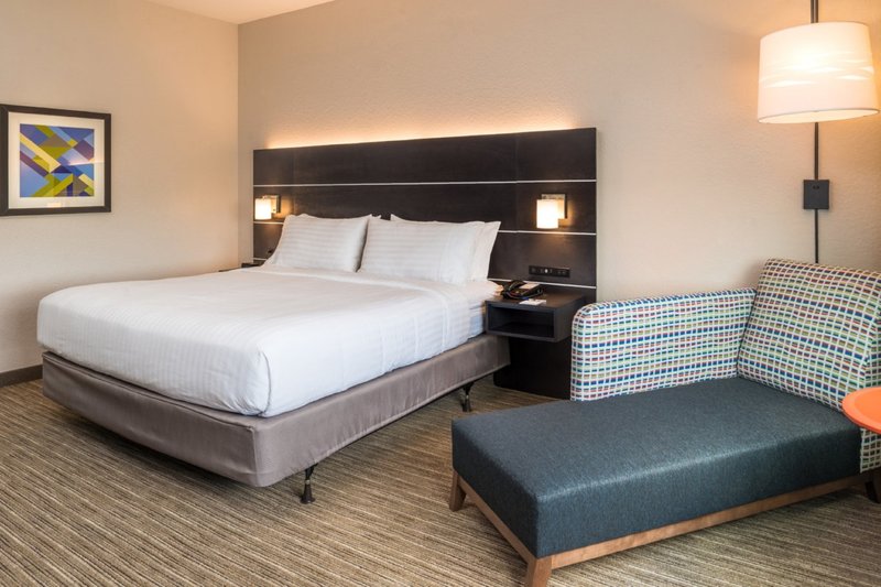 Holiday Inn Express and Suites Tampa North – Wesley Chapel