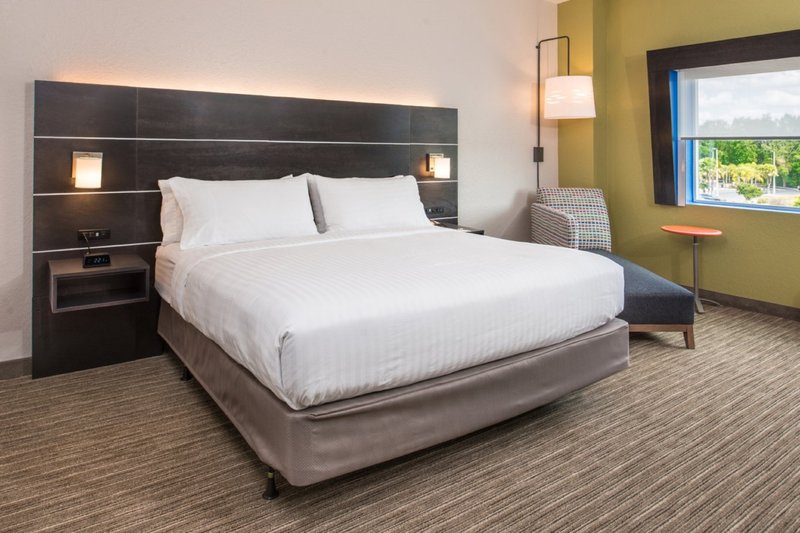 Holiday Inn Express and Suites Tampa North – Wesley Chapel